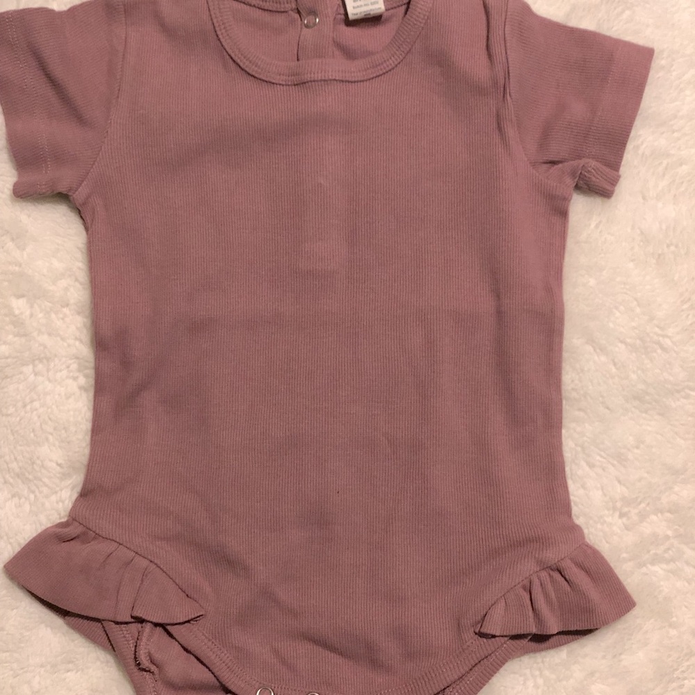 Kate Quinn short sleeve ruffle leg bodysuit aster - Sz 18-24 Mo
